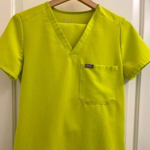 USED FIGS Set Citron: One Pocket Scrub Top in XXS and Yola Pants in Petite XXS